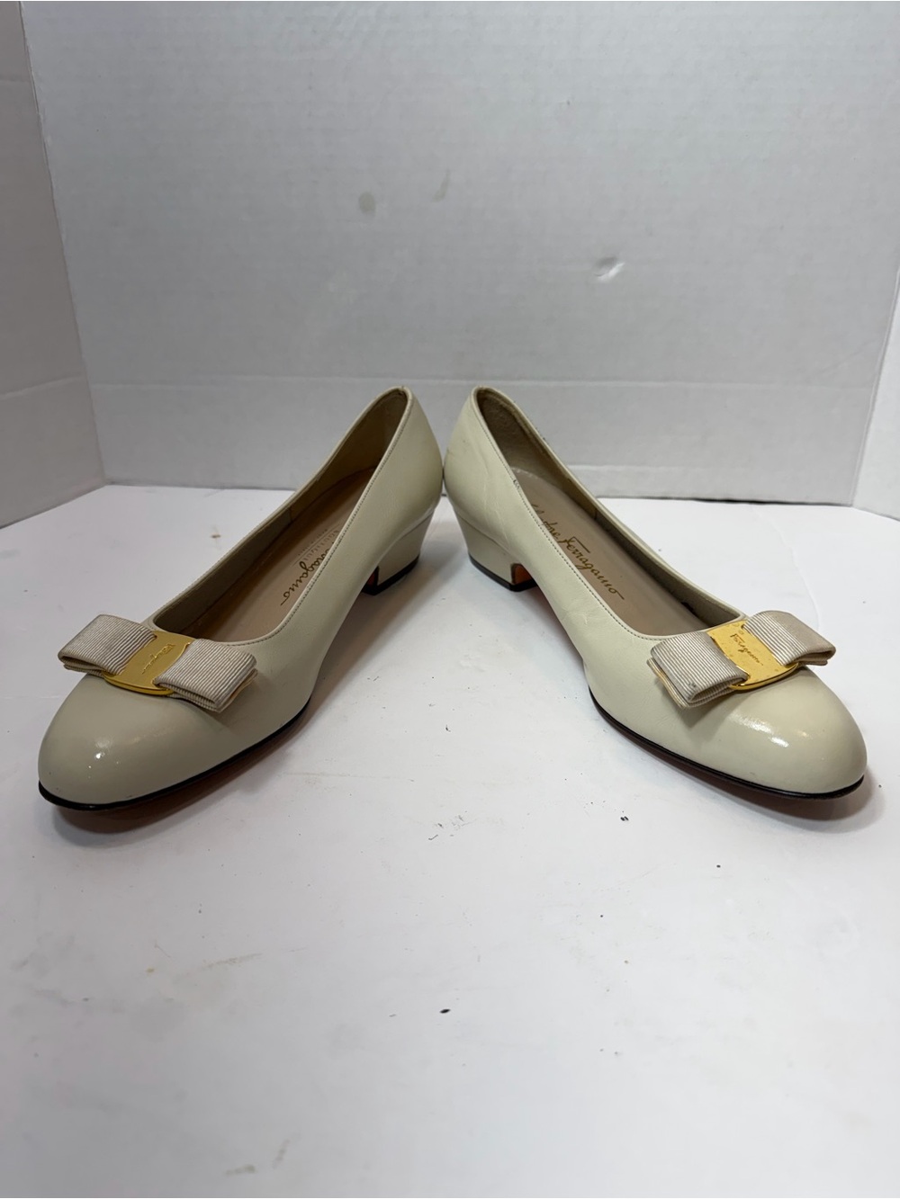 Salvatore Ferragamo Cream Leather Calfskin Classic Vara Pumps Size 8.5B - Picture 6 of 7